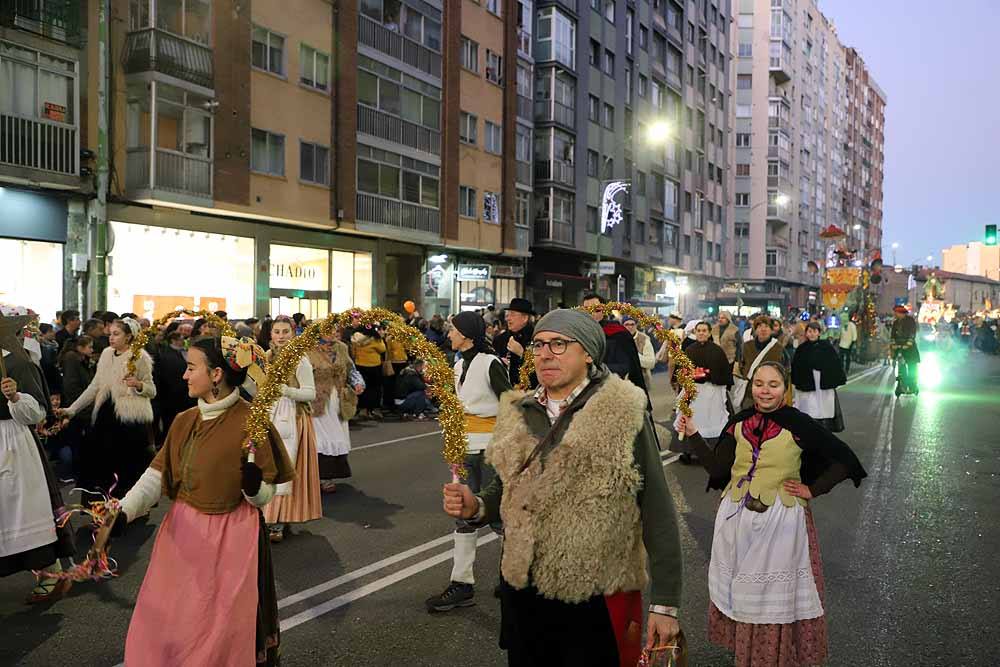 Multitudinaria Cabalgata para ver los primeros pasos de los Reyes en la capital burgalesa.