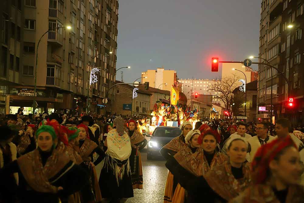 Multitudinaria Cabalgata para ver los primeros pasos de los Reyes en la capital burgalesa.