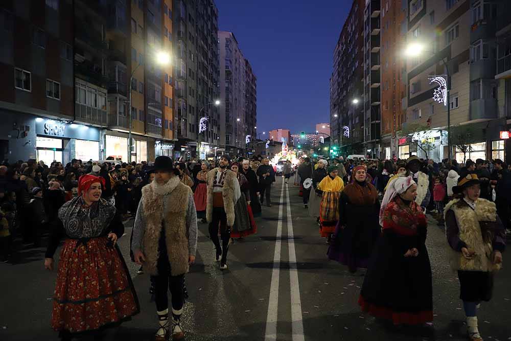 Multitudinaria Cabalgata para ver los primeros pasos de los Reyes en la capital burgalesa.