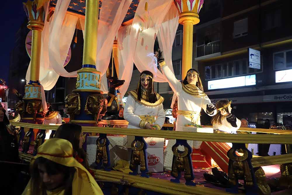 Multitudinaria Cabalgata para ver los primeros pasos de los Reyes en la capital burgalesa.