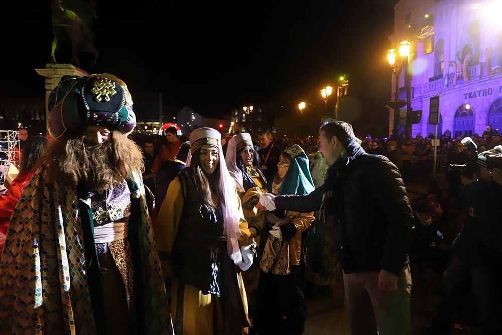 Multitudinaria Cabalgata para ver los primeros pasos de los Reyes en la capital burgalesa.