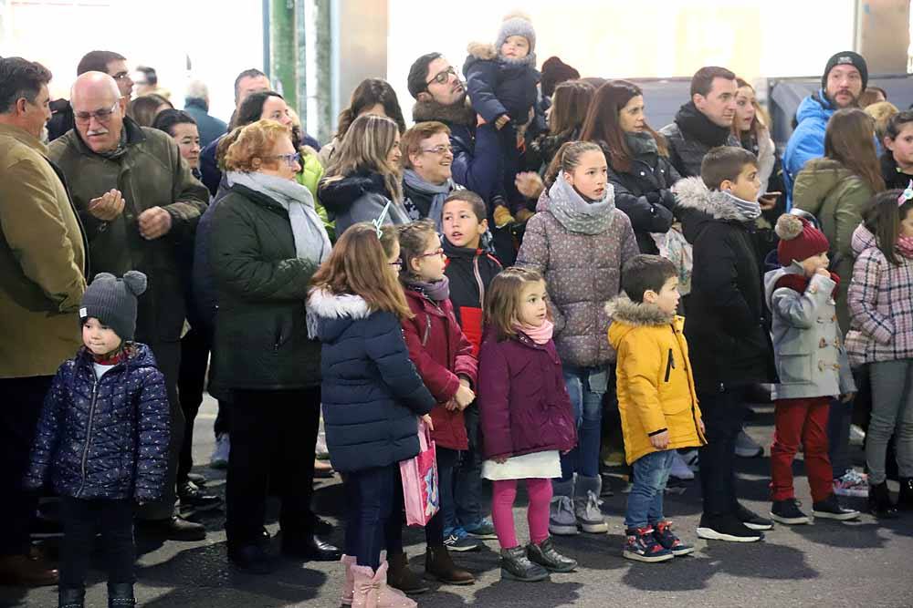 Miles de burgaleses vibran con el paso de los Reyes Magos por Burgos.