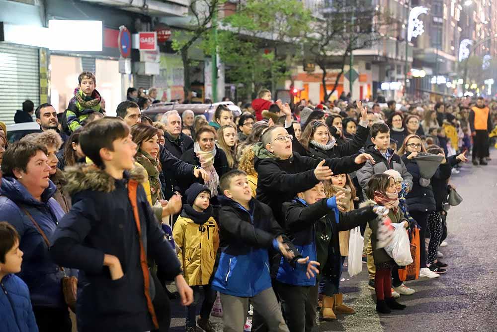 Miles de burgaleses vibran con el paso de los Reyes Magos por Burgos.