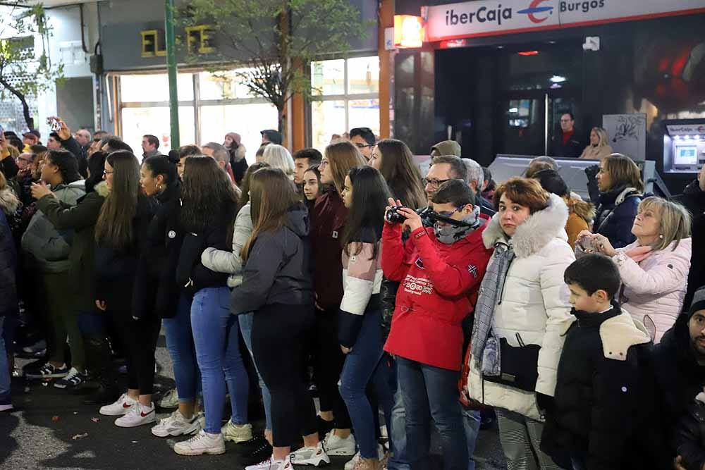 Miles de burgaleses vibran con el paso de los Reyes Magos por Burgos.