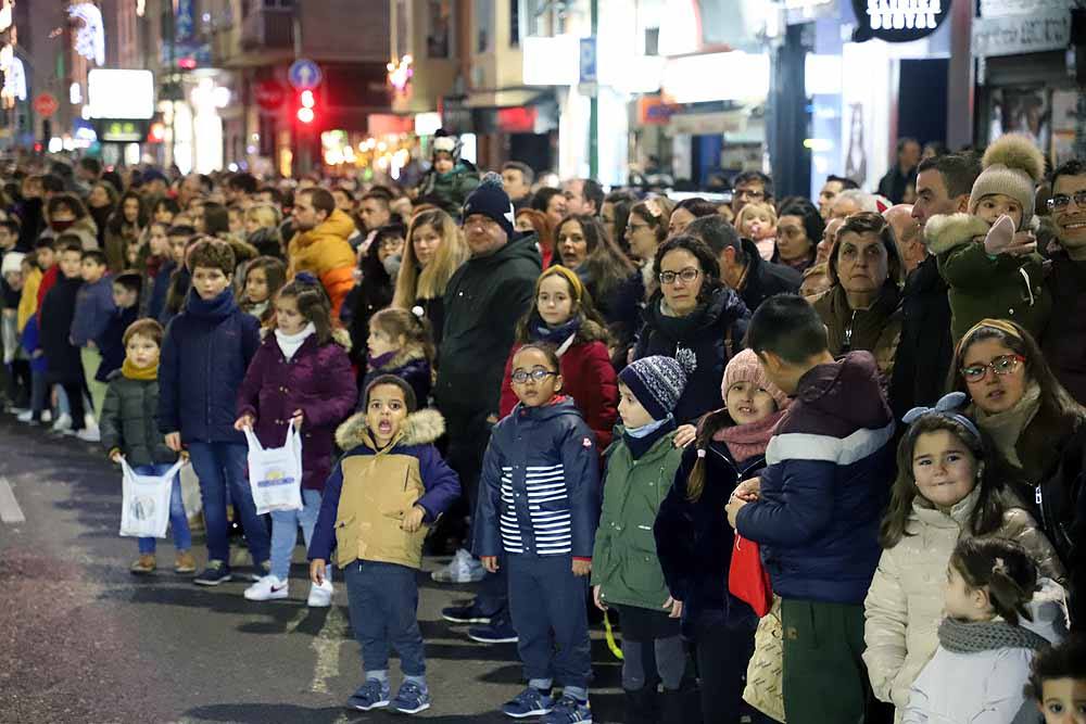 Miles de burgaleses vibran con el paso de los Reyes Magos por Burgos.