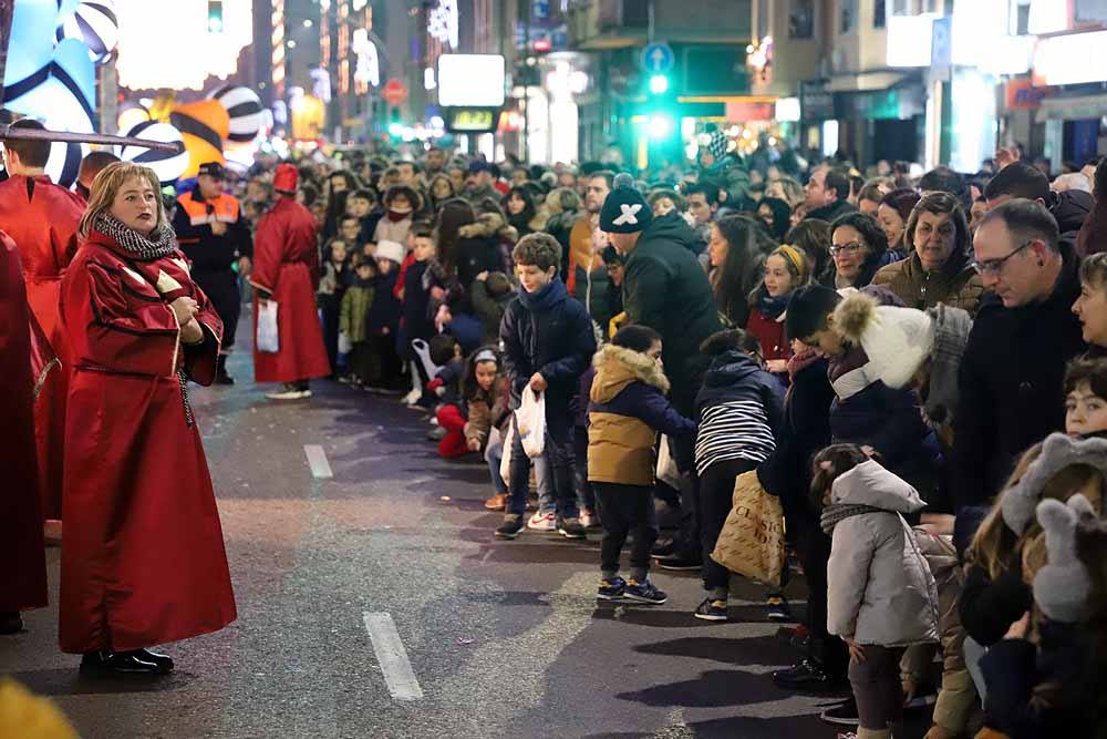 Miles de burgaleses vibran con el paso de los Reyes Magos por Burgos.