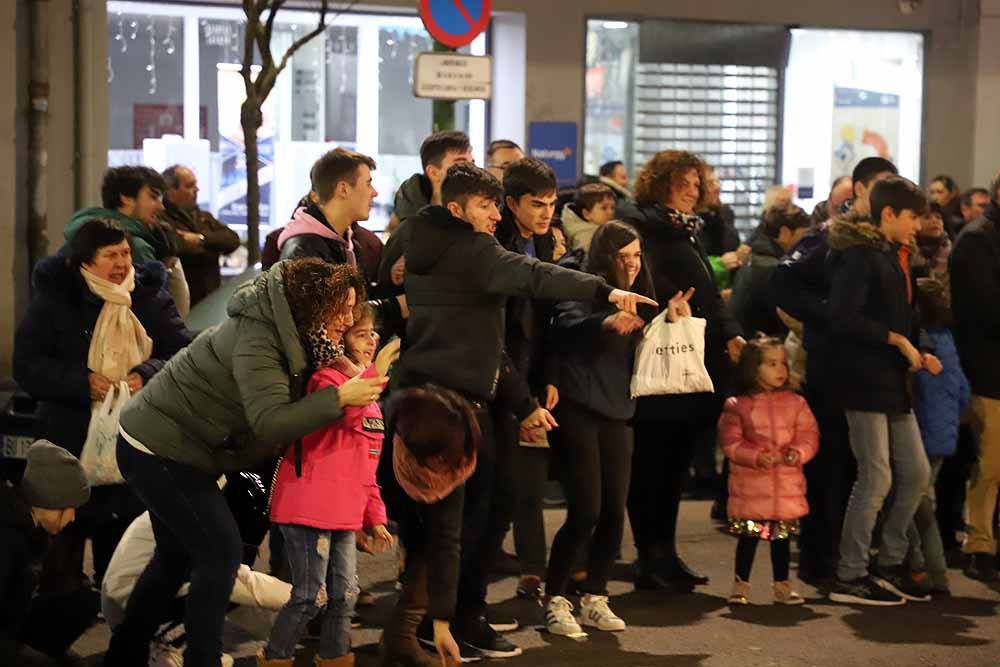 Miles de burgaleses vibran con el paso de los Reyes Magos por Burgos.