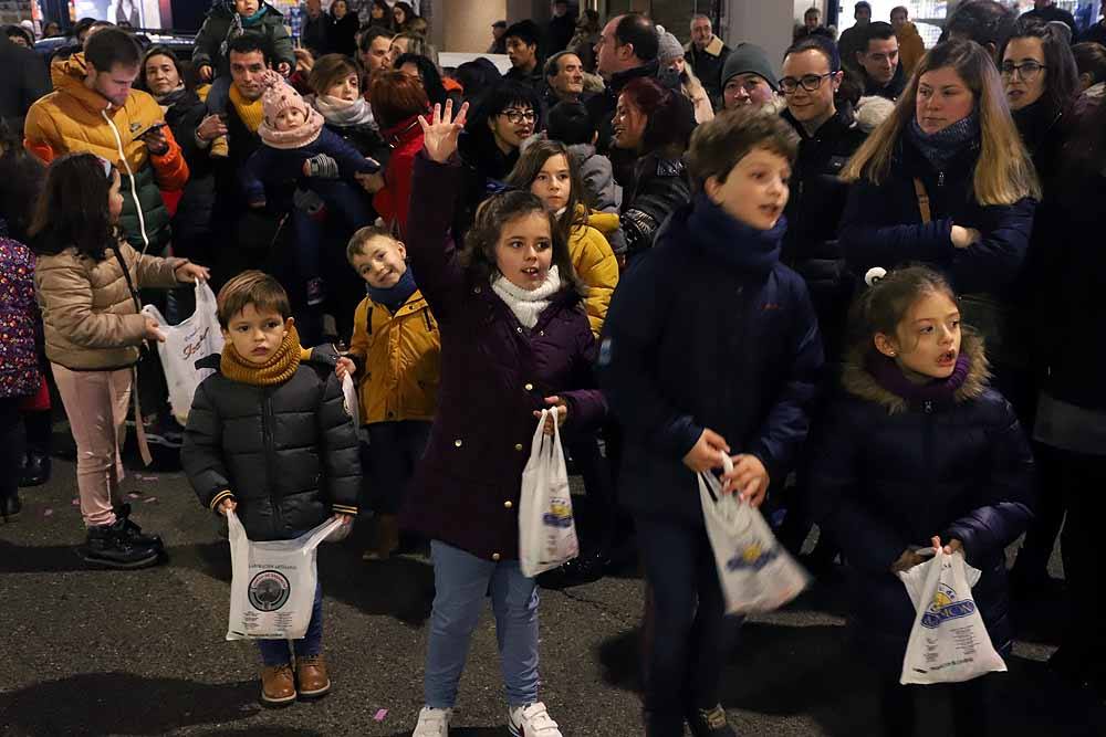 Miles de burgaleses vibran con el paso de los Reyes Magos por Burgos.