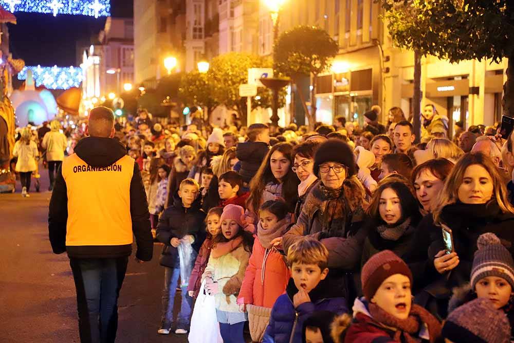 Miles de burgaleses vibran con el paso de los Reyes Magos por Burgos.