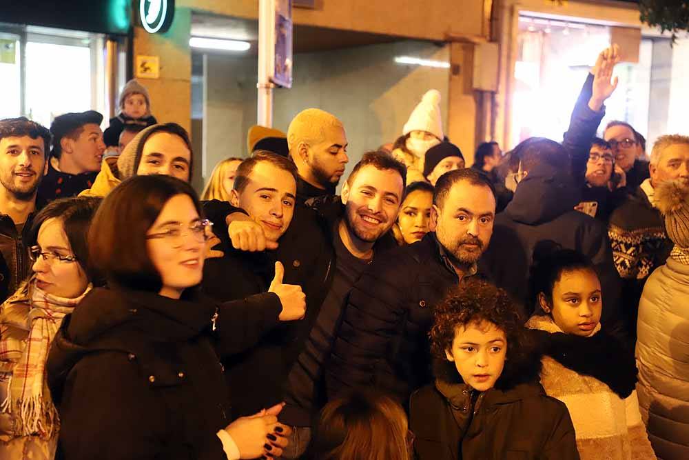 Miles de burgaleses vibran con el paso de los Reyes Magos por Burgos.