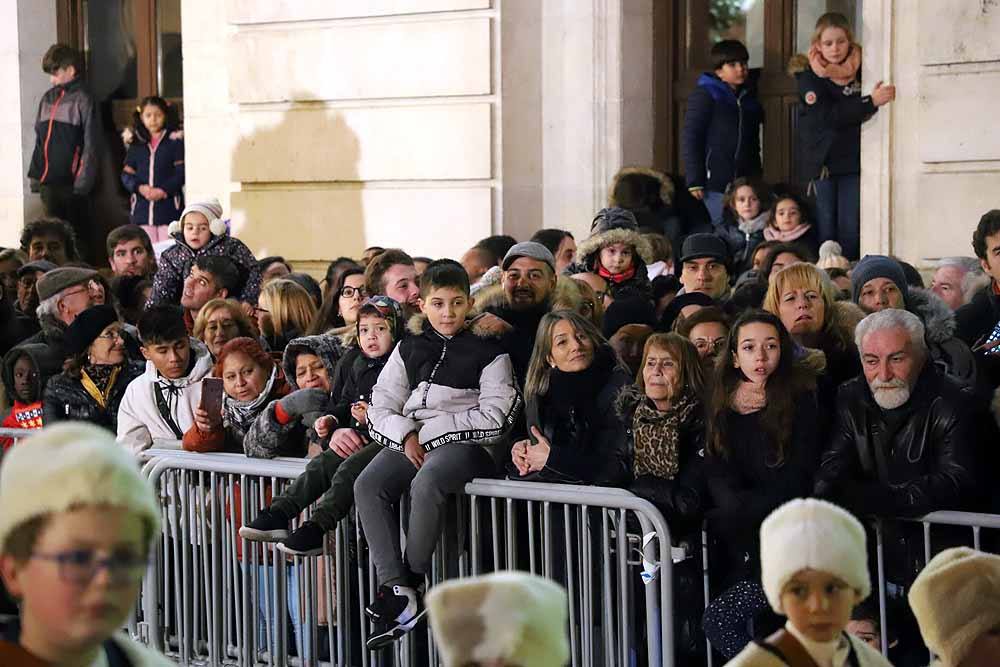 Miles de burgaleses vibran con el paso de los Reyes Magos por Burgos.