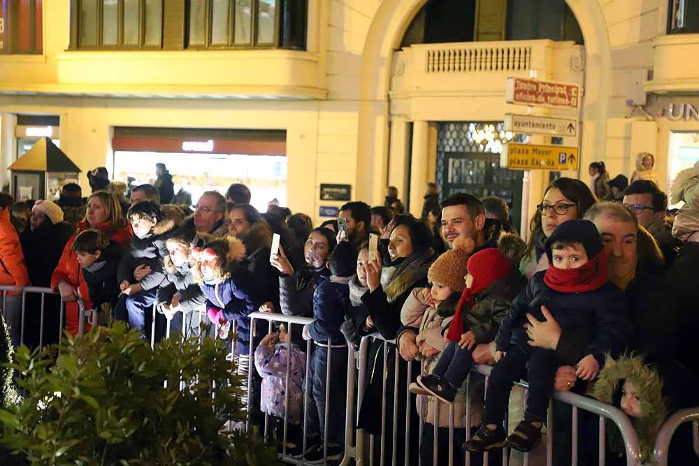 Miles de burgaleses vibran con el paso de los Reyes Magos por Burgos.