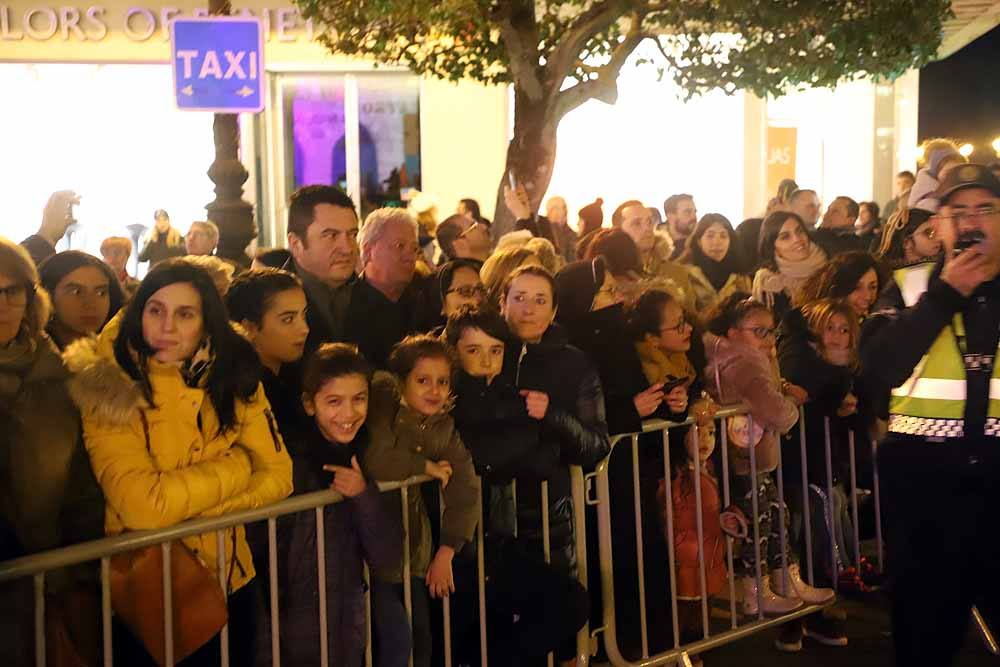 Miles de burgaleses vibran con el paso de los Reyes Magos por Burgos.