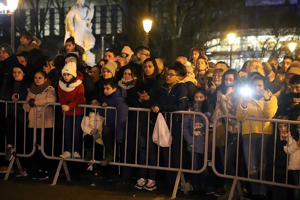 Miles de burgaleses vibran con el paso de los Reyes Magos por Burgos.