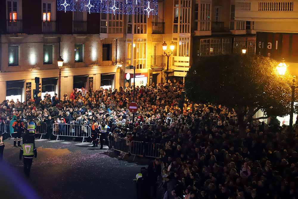 Miles de burgaleses vibran con el paso de los Reyes Magos por Burgos.