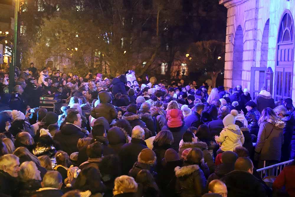 Miles de burgaleses vibran con el paso de los Reyes Magos por Burgos.