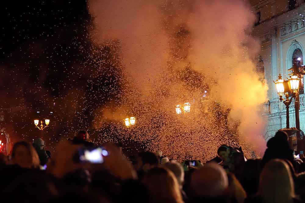 Miles de burgaleses vibran con el paso de los Reyes Magos por Burgos.