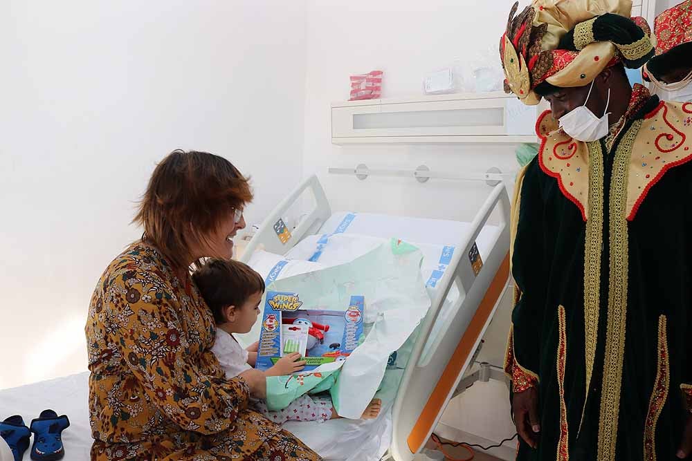 Fotos: Los Reyes Magos han visitado a los niños hospitalizados en el HUBU