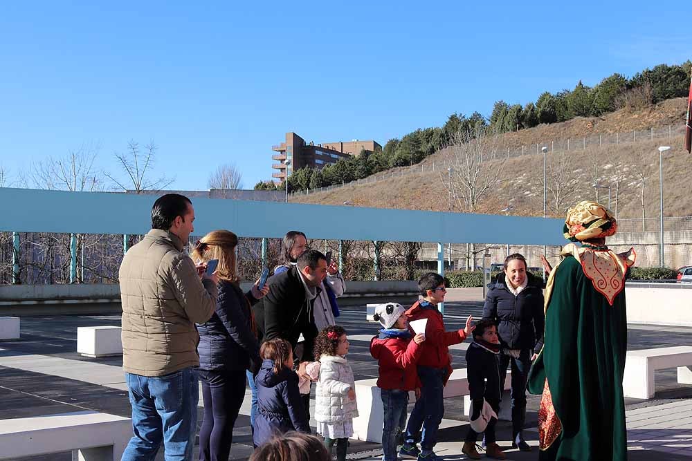 Fotos: Los Reyes Magos han visitado a los niños hospitalizados en el HUBU