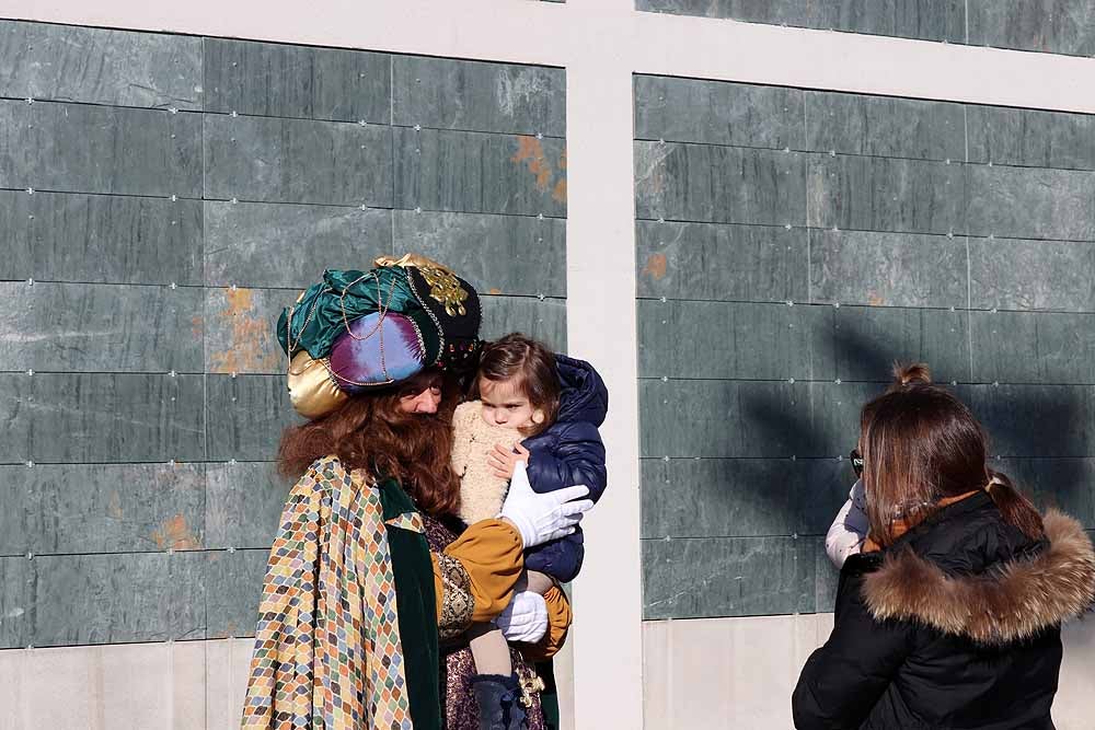 Fotos: Los Reyes Magos han visitado a los niños hospitalizados en el HUBU