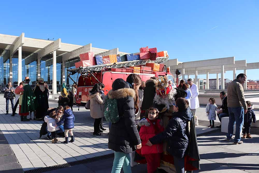 Fotos: Los Reyes Magos han visitado a los niños hospitalizados en el HUBU
