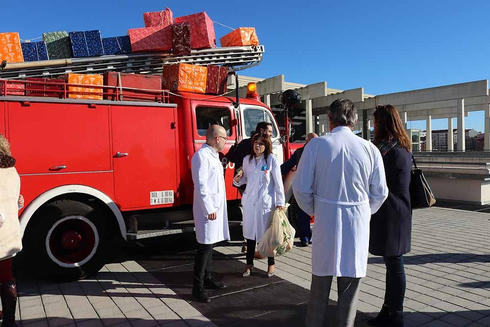 Fotos: Los Reyes Magos han visitado a los niños hospitalizados en el HUBU