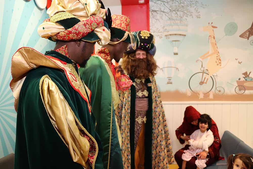Fotos: Los Reyes Magos han visitado a los niños hospitalizados en el HUBU
