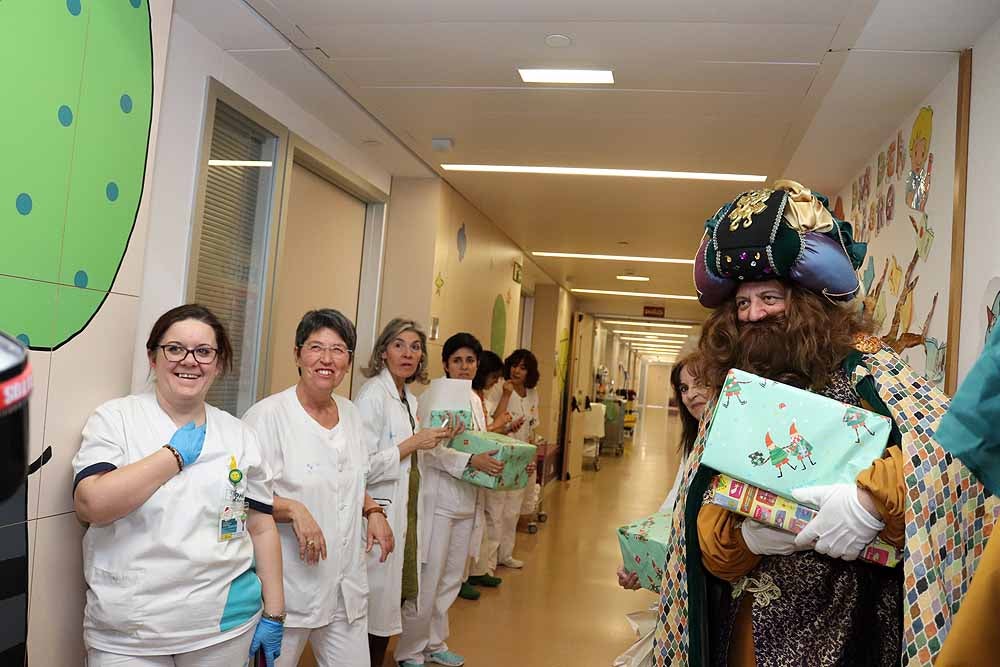 Fotos: Los Reyes Magos han visitado a los niños hospitalizados en el HUBU