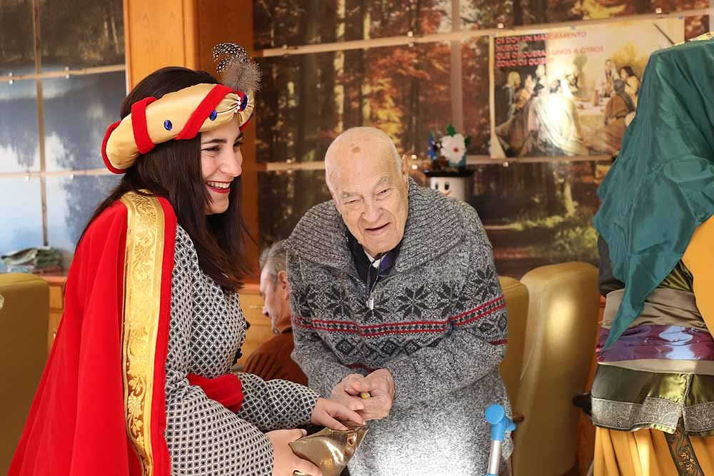 Fotos: Los Reyes Magos han visitado a los mayores de la residencia Teresa Jornet