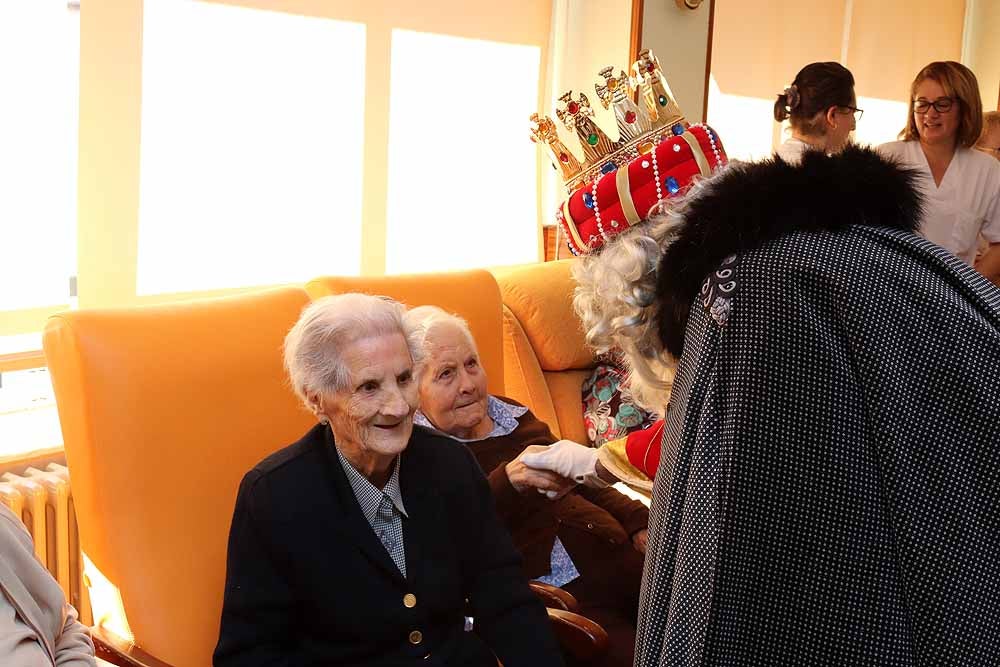 Fotos: Los Reyes Magos han visitado a los mayores de la residencia Teresa Jornet