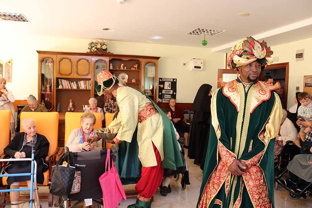 Fotos: Los Reyes Magos han visitado a los mayores de la residencia Teresa Jornet