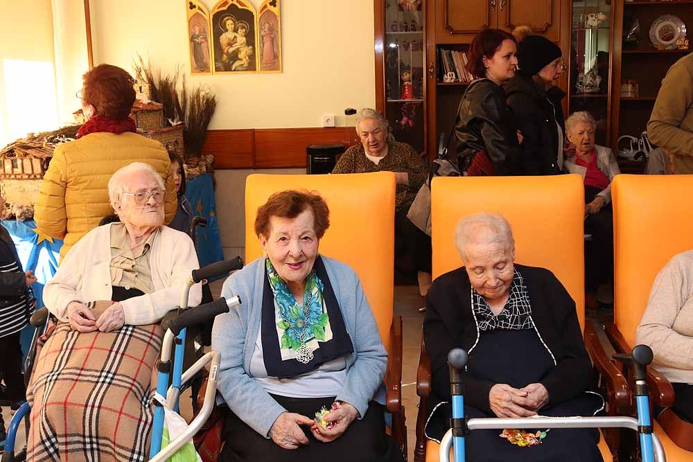 Fotos: Los Reyes Magos han visitado a los mayores de la residencia Teresa Jornet