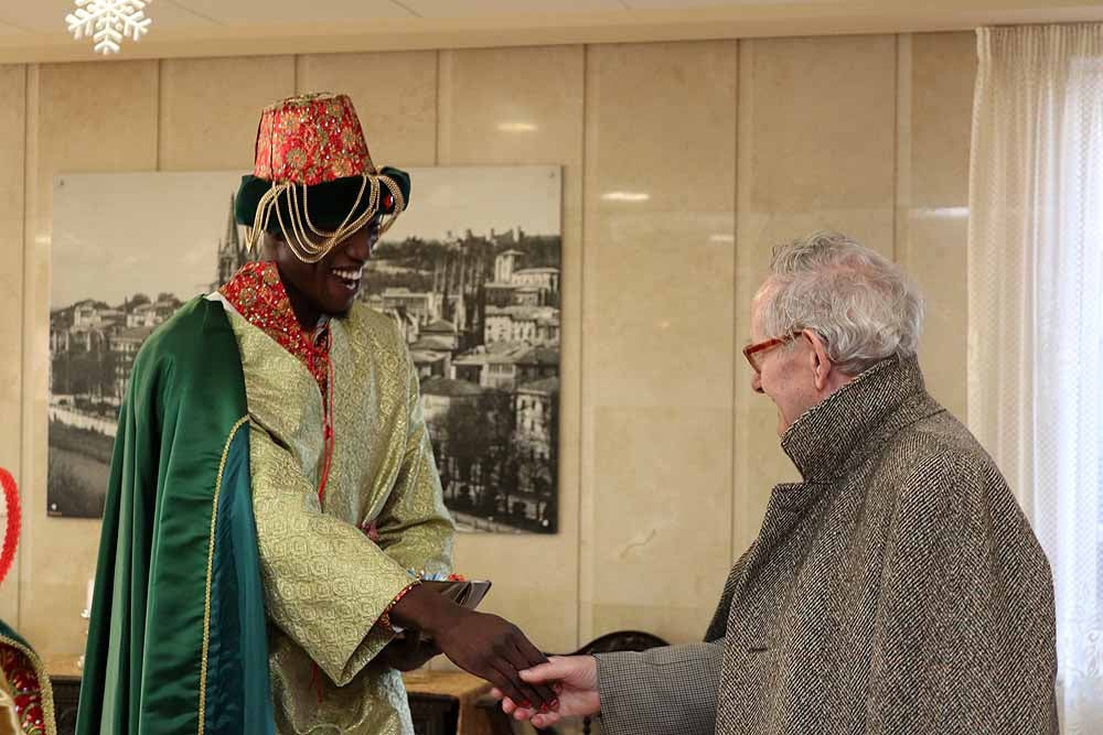 Fotos: Los Reyes Magos han visitado a los mayores de la residencia Teresa Jornet
