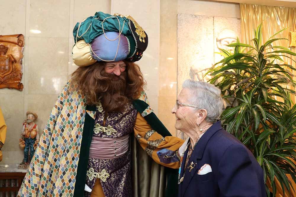 Fotos: Los Reyes Magos han visitado a los mayores de la residencia Teresa Jornet
