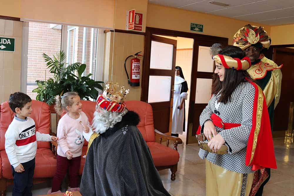 Fotos: Los Reyes Magos han visitado a los mayores de la residencia Teresa Jornet