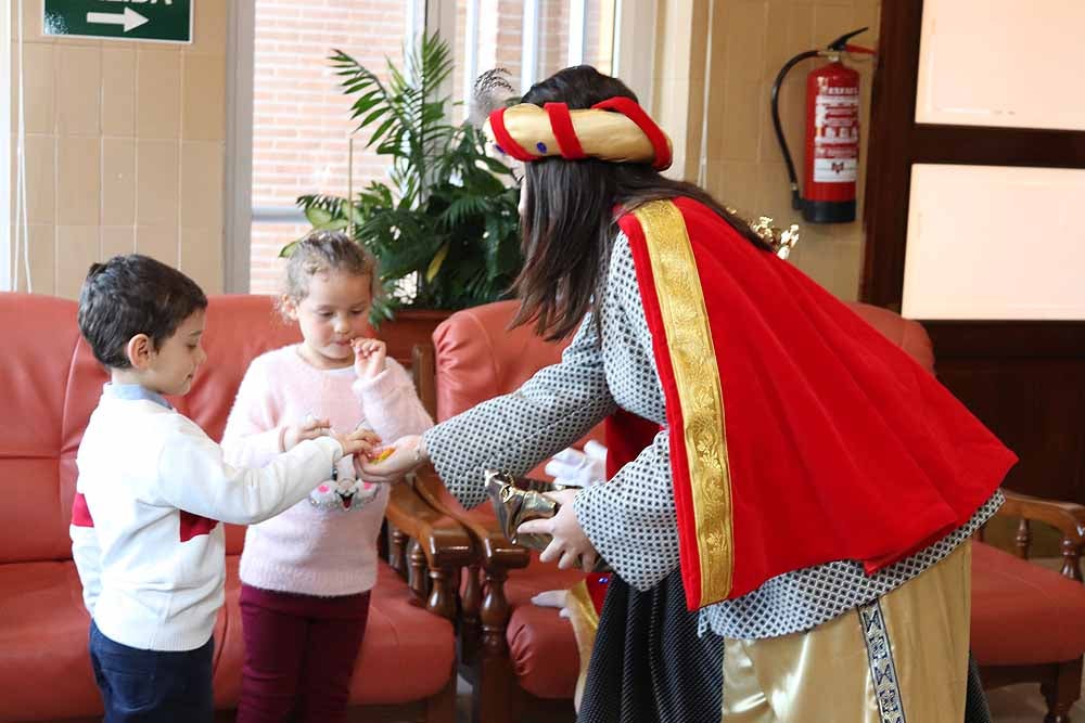 Fotos: Los Reyes Magos han visitado a los mayores de la residencia Teresa Jornet