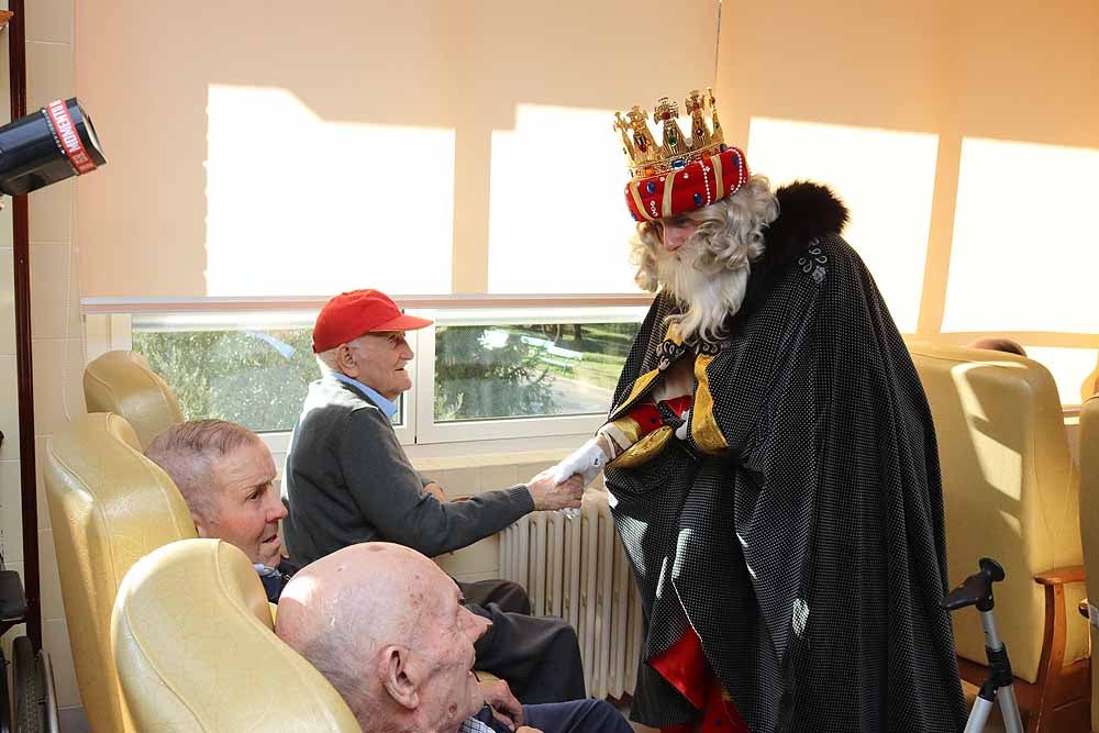 Fotos: Los Reyes Magos han visitado a los mayores de la residencia Teresa Jornet