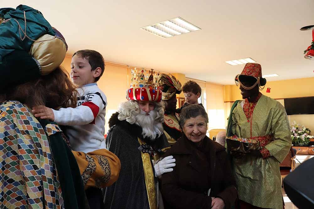 Fotos: Los Reyes Magos han visitado a los mayores de la residencia Teresa Jornet