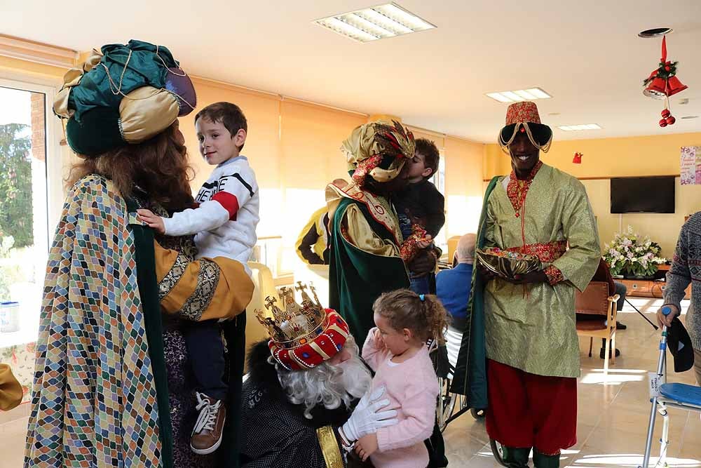 Fotos: Los Reyes Magos han visitado a los mayores de la residencia Teresa Jornet