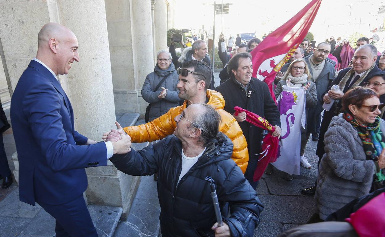 El alcalde de León, José Antonio Diez, saluda a las personas concentradas tras la aprobación de la moción presentada por la UPL para pedir la autonomía de la región leonesa. 