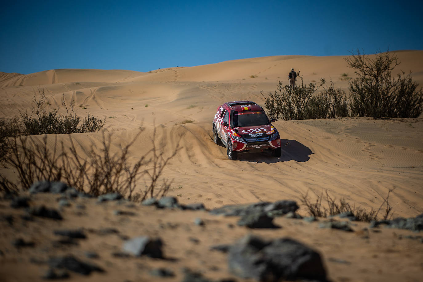 Imagen principal - Cristina Gutiérrez y el Mitsubishi Eclipse Cross superan con éxito el difícil arranque del Dakar 2020