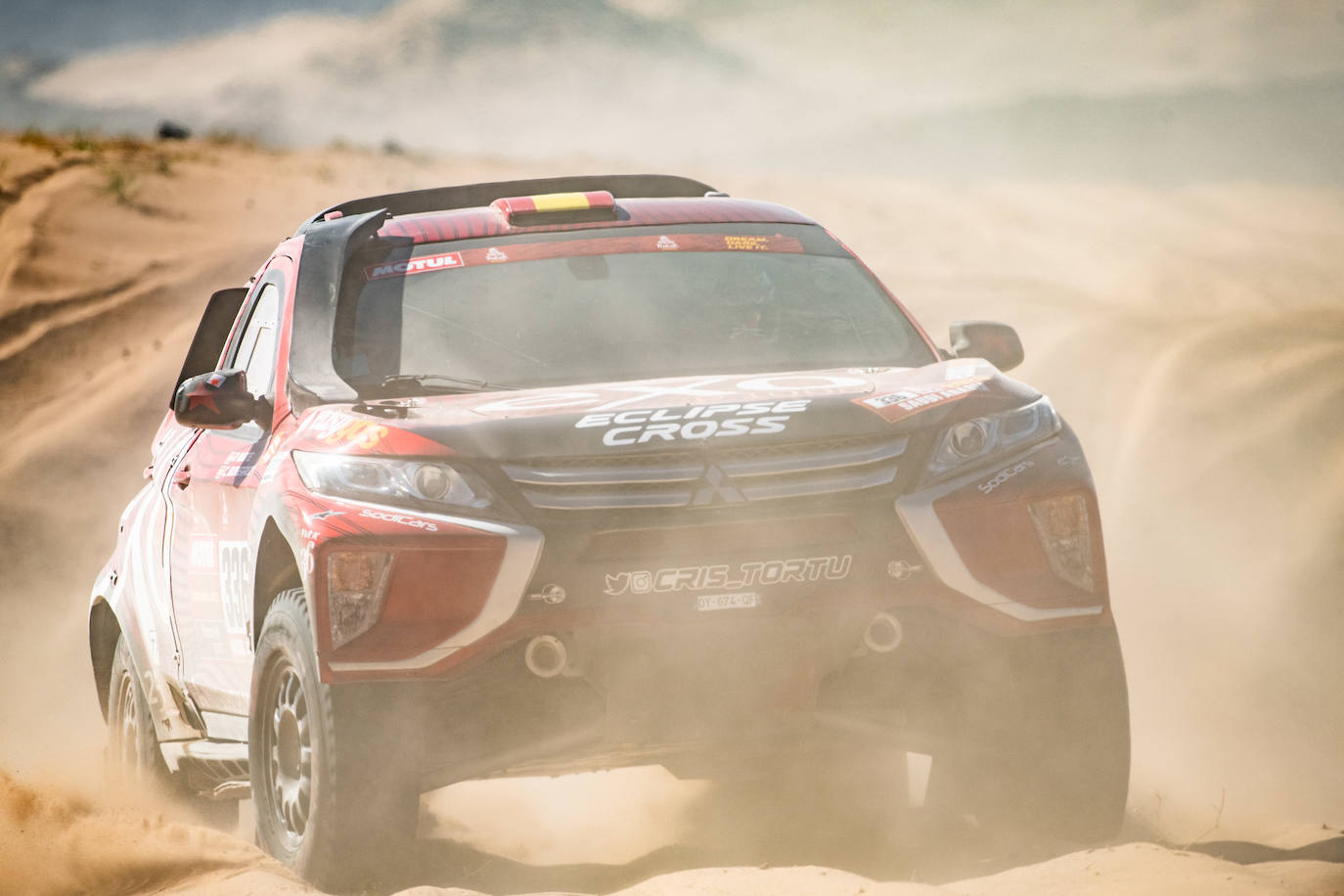 Imagen secundaria 1 - Cristina Gutiérrez y el Mitsubishi Eclipse Cross superan con éxito el difícil arranque del Dakar 2020