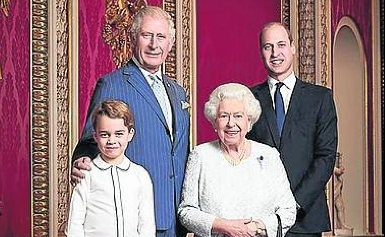 La reina Isabel II y los tres herederos.