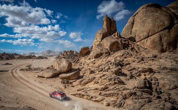 Imagen principal - Cristina Gutiérrez llega a Neom y continúa con paso firme en el Dakar