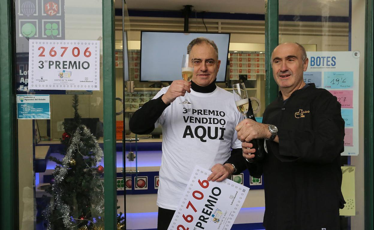 El propietario de la administración de la Plaza Mayor, 20, en Valladolid, Julio Manuel Díez, brinda tras conocer que el número 26.706 ha sido agraciado con el Tercer Premio de la Lotería de El Niño