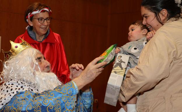 Imagen principal - Los Reyes Magos visitan a 130 niños burgaleses en situación de vulnerabilidad