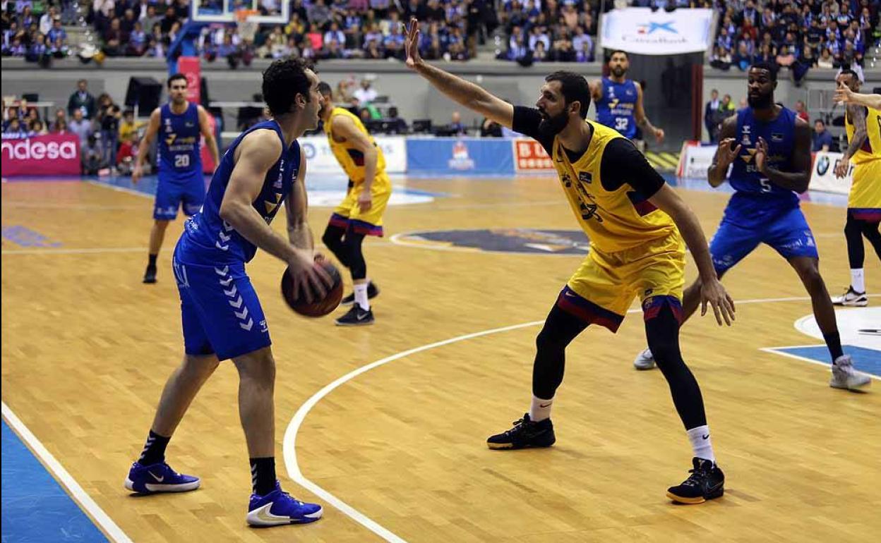 Benite ante la defensa de Mirotic.