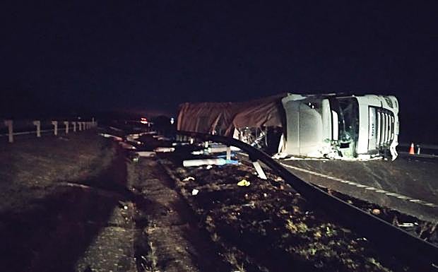 Vuelca un camión cargado con bombonas de gas en la A-1, sin causar heridos