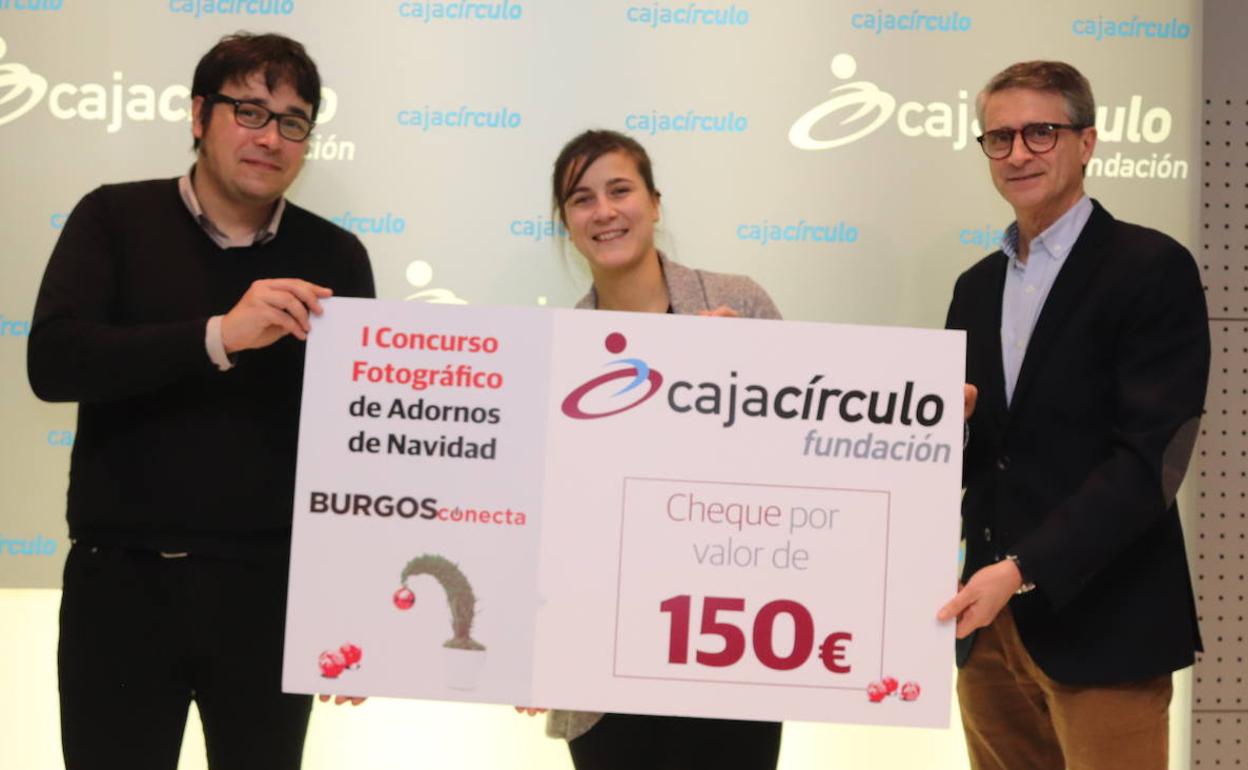 David Maroto (Burgosconecta), Beatriz Abajo (ganadora) y Emilio de Domingo Ángulo (presidente de la Fundación Cajacírculo), en la entrega del cheque.