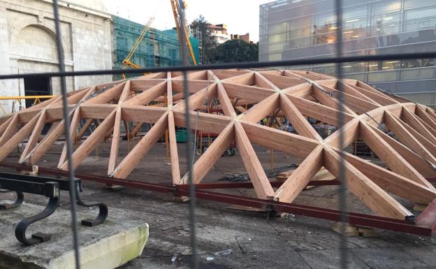 La cubierta del claustro del monasterio de San Juan, preparada para su instalación